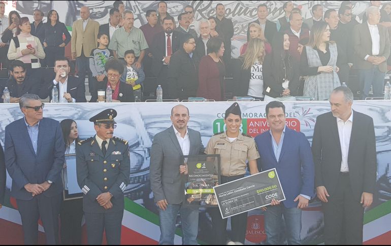 Nuria Diosdado recibió el Premio Estatal del Deporte 2018 de manos del gobernador, Aristóteles Sandoval. EL INFORMADOR / A. Gallegos