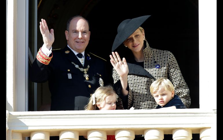 El príncipe Alberto II de Mónaco se ve con su esposa Charlene y sus hijos, los príncipes Jacques y Gabriella, en una ceremonia por el Día Nacional en Mónaco. AP/C. Paris