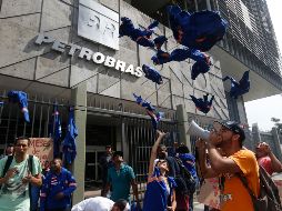 Expertos consideran que podrían ser privatizadas actividades complementarias como refinación y distribución pero no la totalidad de la empresa, por ocuparse de un sector estratégico de desarrollo. AP/S. Izquierdo