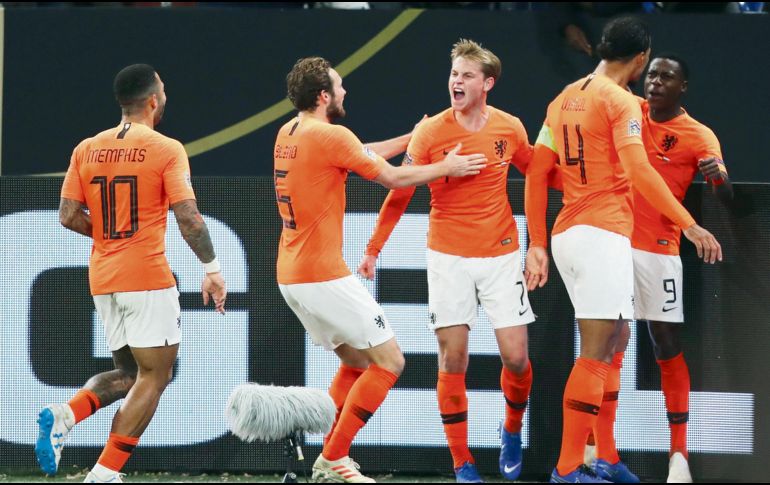 Virgil van Dijk anotó de último minuto y le dio el pase a su Selección en el despertar holandés. EFE