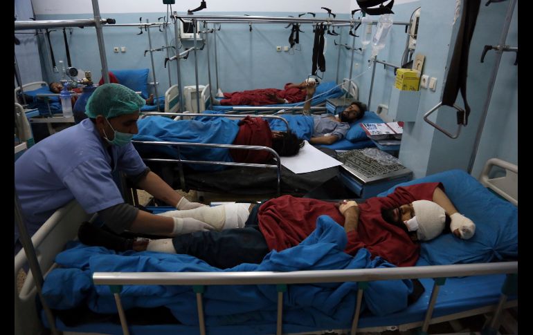 Heridos reciben atención en un hospital tras una bomba suicida en Kabul, Afganistán. Al menos 43 personas murieron en el ataque durante una reunión de altos jerarcas religiosos. AP/R. Gul