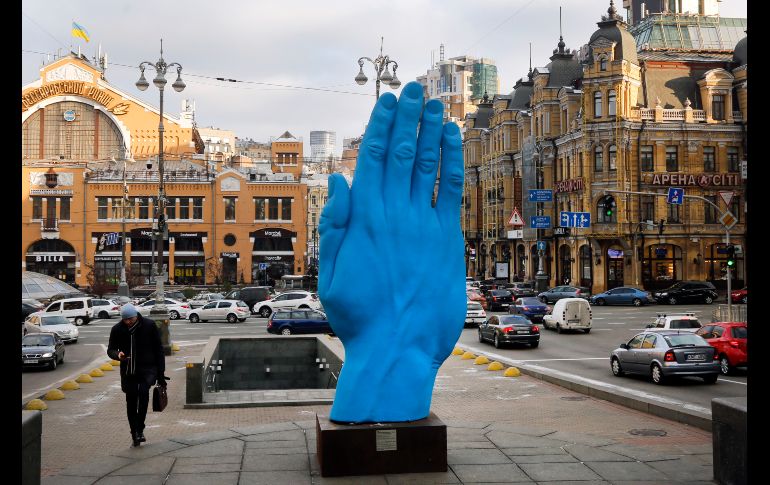Un hombre pasa junto a una instalación del artista rumano Bogdan Rata en Kiev, Ucrania. La obra se ubica en el sitio donde solía estar un monumenteo de Vladimir Lenin, destruido en 2013. AP/E. Lukatsky