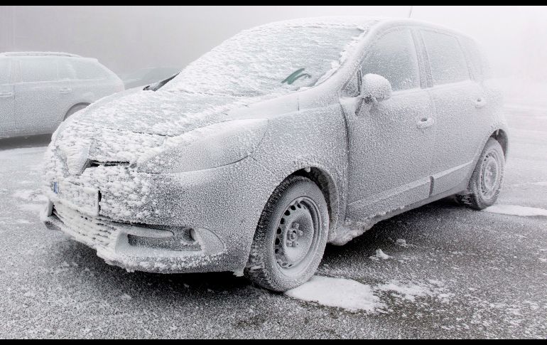 Un vehículo queda cubierto de hielo en un estacionamiento en Fichtelberg, Alemania, debido a la nieve y las bajas temperaturas que se registran en la región de Oberwiesenthal. AP/DPA/B. Maerz