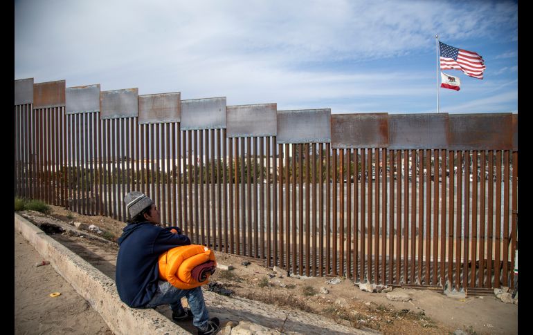 Aníbal, un hondureño de la caravan que llegó desde hace tres días a Tijuana con la intención de cruzar a los Estados Unidos, contempla  una valla fronteriza.