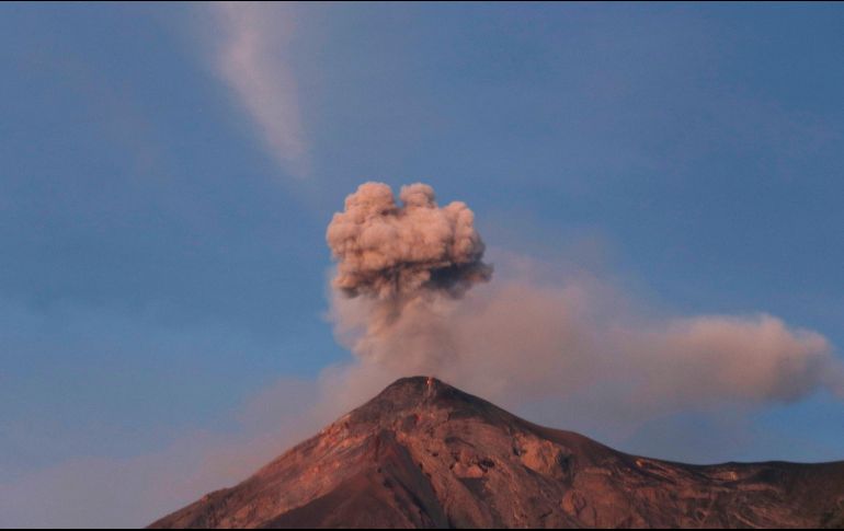El volcán mantiene explosiones débiles y moderadas, advierten autoridades. AP / M. Castillo