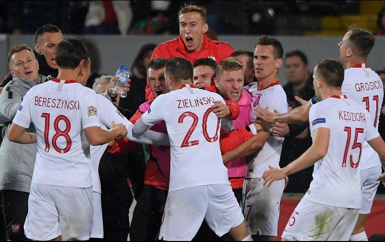 Jugadores de Polonia celebran un gol ante Portugal. EFE/H. Delgado
