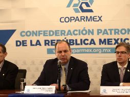 Gustavo de Hoyos Walther (c), presidente de la Coparmex, habla durante una conferencia de prensa. SUN/A. Leyva