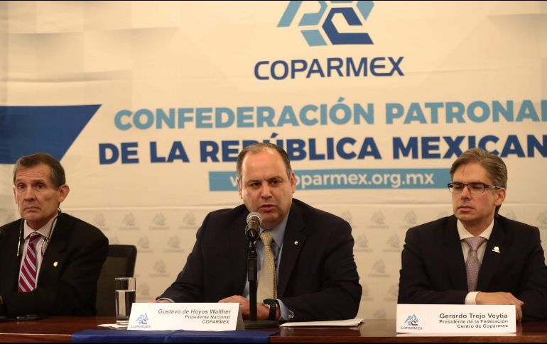 Gustavo de Hoyos Walther (c), presidente de la Coparmex, habla durante una conferencia de prensa. SUN/A. Leyva