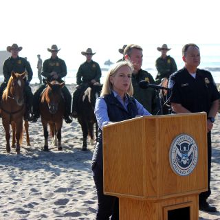 Trump defiende su política de restricciones de asilo