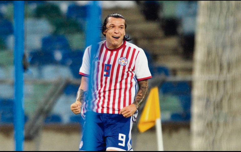 El ex seleccionador del Tri casi celebra su primer victoria con Paraguay; sin embargo, un gol de último minuto lo impidió. EFE