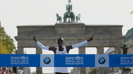 Eliud Kipchoge cruza la meta en el Maratón de Berlín. AP
