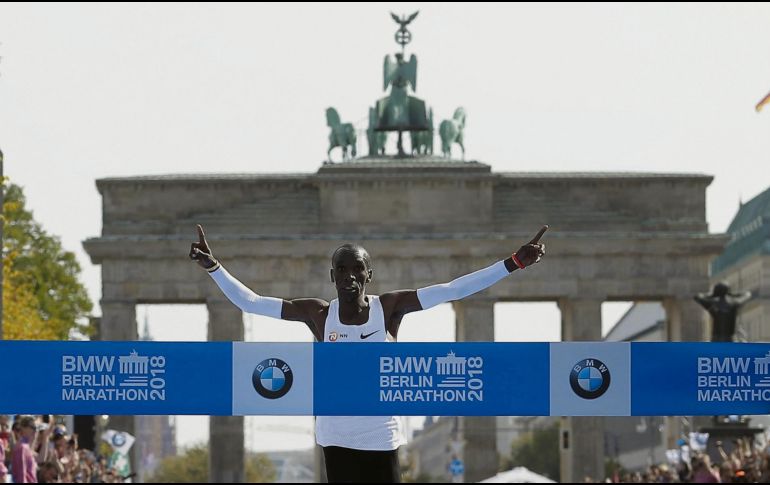 Eliud Kipchoge cruza la meta en el Maratón de Berlín. AP