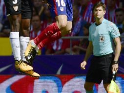 Tras llevar a cabo una operación de cambio de sexo de 17 horas, el cirujano español César Noval cambiará su bata por un camiseta negra el sábado para arbitrar un partido del Real Madrid. AFP / PP. Marcou
