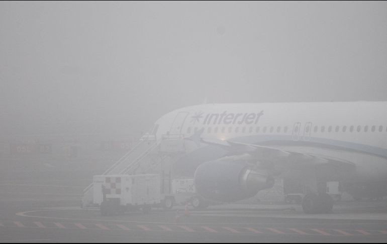 Debido a un banco de niebla, a partir de las 05:15 horas se suspendieron temporalmente las operaciones en el aeródromo. EFE / M. Guzmán