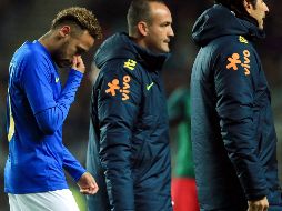Neymar (I) fue sustituido a los ocho minutos del partido entre Brasil y Camerún disputado ayer martes en Londres. AP/M. Egerton