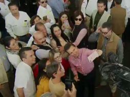 En varias ocasiones, Peña Nieto tomó celulares para las selfies. YOUTUBE@Gobierno de la República