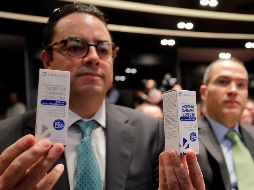 El representante de la empresa CBD Science, Patricio Ballados, muestra los empaques de sus nuevos productos con Cannabidiol (CBD). EFE/J. Méndez