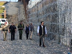 Hasta ahora, los cerca de cinco mil 900 militares desplegados en la frontera con México solo podían usar la fuerza contra los inmigrantes en defensa propia. EFE/ R. Salido