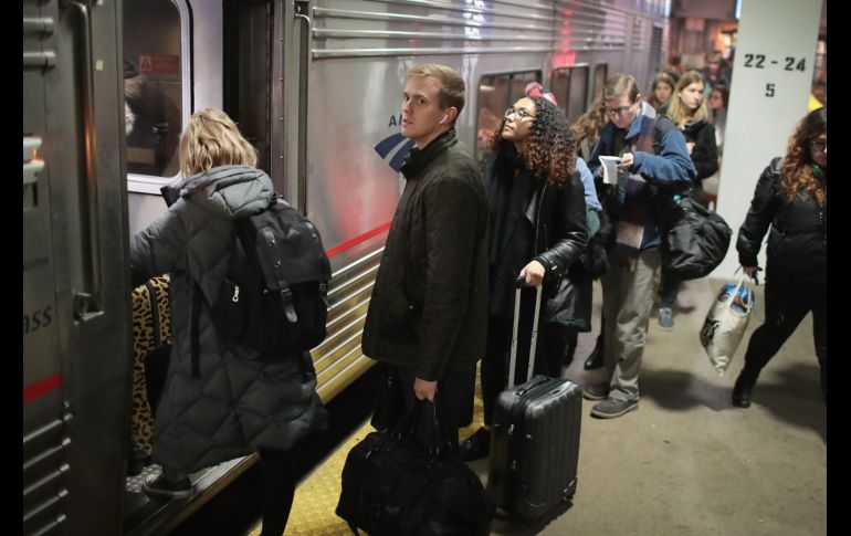 Pasajeros hace fila para abordar un tren en Union Station de Chicago, Illinois.