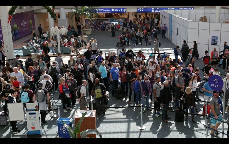Viajeros aguardan un filtro de seguridad en el aeropuerto internacional de Orlando, en Florida.