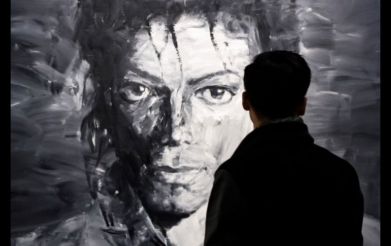 Un visitante observa las obras del artista chino Yan Pei-Ming, parte de la exposición ''Michael Jackson: en la pared'', en el Grand Palais de París, Francia. La muestra recoge obras relacionadas con Michael Jackson de distintos artistas y se celebra del 23 de noviembre de 2018 hasta el 14 de febrero de 2019. EFE/I. Langsdon