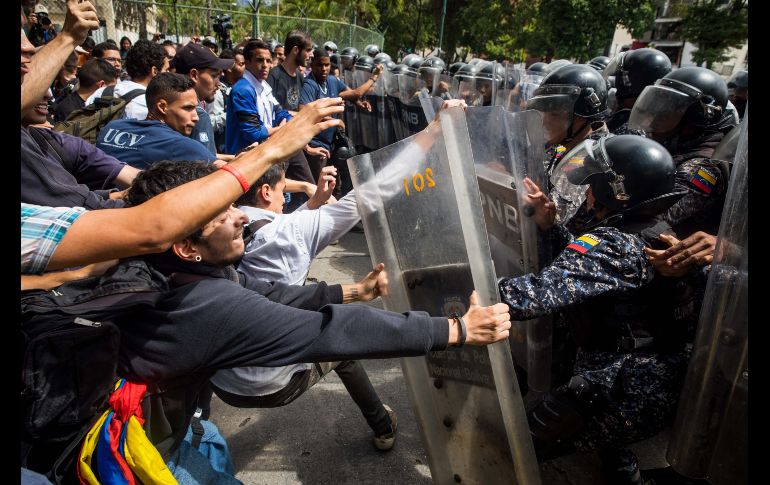 Un enfrentamiento entre la Policía y universitarios en Caracas, Venezuela. La Policía impidió con gases lacrimógenos una marcha de los estudiantes que reclamaban la crisis que padece el país. EFE/M. Gutiérrez