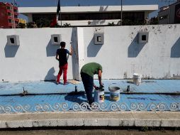 Migrantes salvadoreños limpian calles en Tapachula