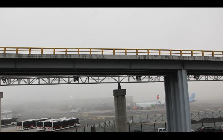La escasa visibilidad en el Aeropuerto Internacional de Ciudad de México. EFE/M. Guzmán