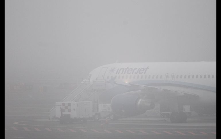 El Aeropuerto Internacional de Ciudad de México registra escasa visibilidad por un banco de niebla, que ha originado la suspensión temporal de operaciones. EFE/M. Guzmán