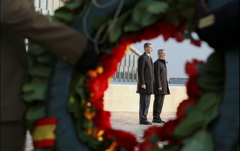 El rey Felipe VI de España (i) junto al secretario general de la OTAN, Jens Stoltenberg (d), realiza una visita oficial a la sede de la OTAN en Bruselas, Bélgica. EFE/S. Lecocq