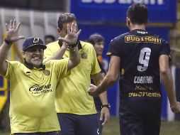 Maradona recibe a Jorge Córdoba, que al minuto 12 abrió el marcador y puso a Sinaloa en la senda del triunfo. AFP/R. Frías