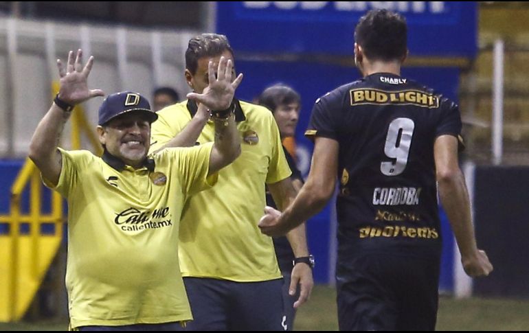 Maradona recibe a Jorge Córdoba, que al minuto 12 abrió el marcador y puso a Sinaloa en la senda del triunfo. AFP/R. Frías