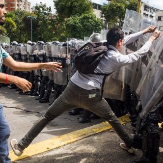 Contienen protestas de universitarios venezolanos