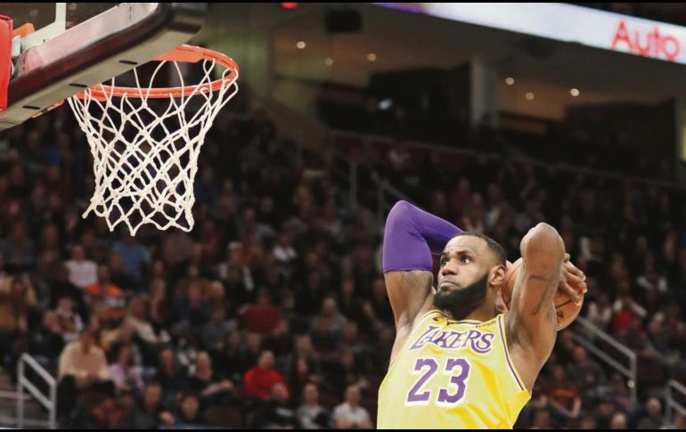En su primer encuentro en Cleveland como jugador de los Lakers, LeBron James se destapó con 32 puntos. AP / T. Dejak