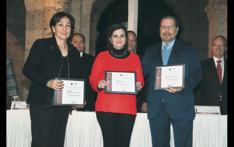 Cristina García Méndez, Paulina Name y Roberto González, miembros del jurado.