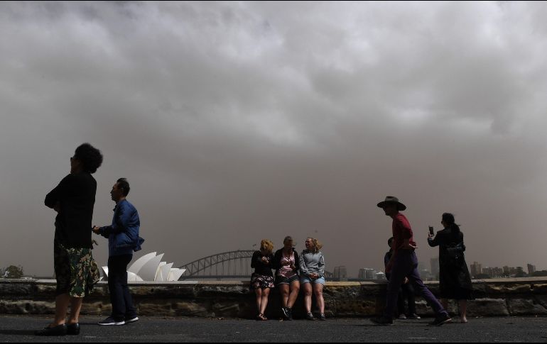 Las autoridades emitieron este jueves una alerta de salud pública para Sídney cuando una nube de polvo de 500 kilómetros de ancho llegó a la ciudad y causó retrasos en los vuelos. EFE / P. Braven