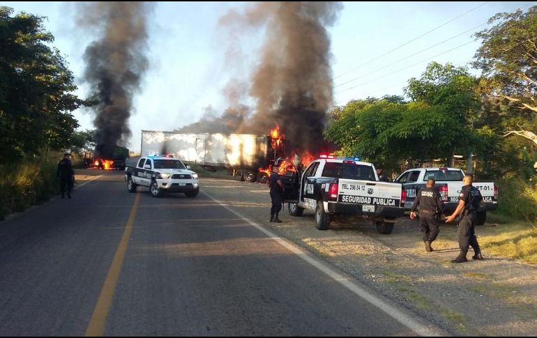 Luego del tiroteo, tres vehículos pesados que habían sido atravesados en varios puntos fueron incendiados. ESPECIAL
