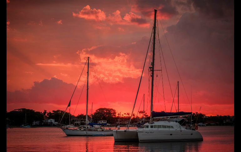 El Sol sale en la zona costera de West Palm Beach, en Florida. AP/J. Ake