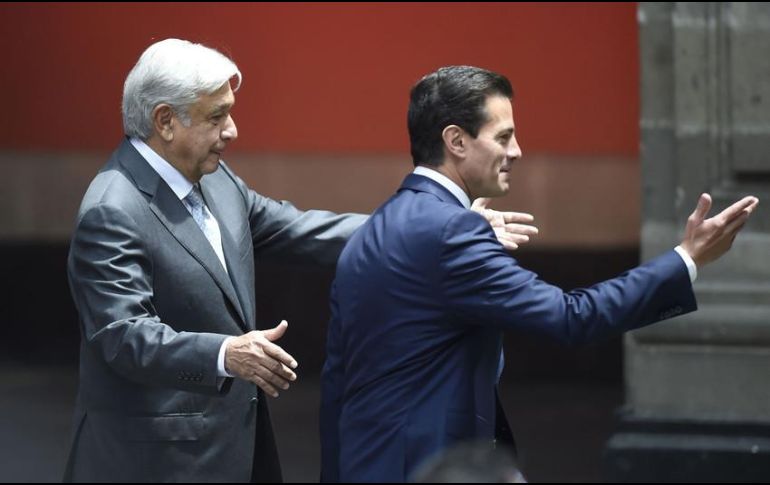 Enrique Peña Nieto entregará la banda presidencial a Andrés Manuel López Obrador el próximo 1 de diciembre en la Cámara de Diputados. AFP / ARCHIVO