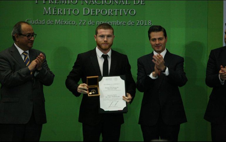Álvarez (C)   se adjudicó el título de peso medio del Consejo Mundial de Boxeo (CMB) el pasado mes de septiembre. TWITTER/@COM_Mexico