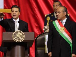 Fue en 2010, durante la presidencia de Calderón, que el Congreso cambió el orden de los colores; Peña Nieto es el único cuya fotografía oficial tiene la banda presidencial al revés. EFE / ARCHIVO