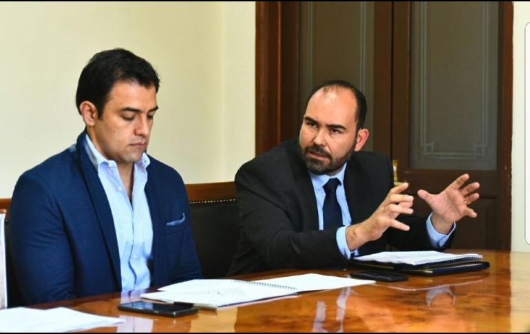 El alcalde, Juan Antonio González Mora (d), refiere que plantearon la alternativa que el panteón se habilite en la zona del centro penitenciario de Puente Grande. ESPECIAL