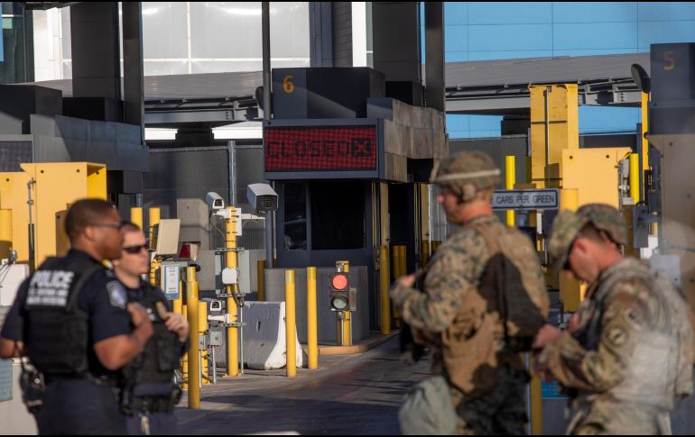 Agentes de la Oficina de Aduanas y Protección de Fronteras permanecen fuertemente armados y efectúan un simulacro. NTX / ARCHIVO