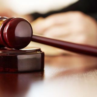 Conceden suspensión provisional a magistrada contra recorte salarial