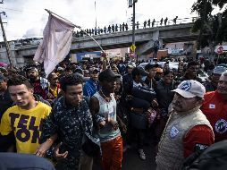 En medio de episodios de agitación, los migrantes exigieron una inmediata respuesta de las autoridades. AP/R. Espinosa