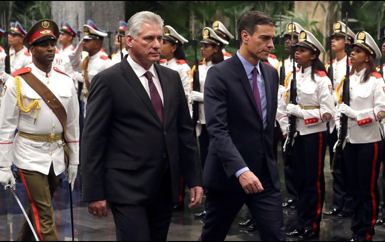El presidente cubano Miguel Díaz-Canel (c) recibe al presidente del Gobierno español, Pedro Sánchez (d), a su llegada a la reunión bilateral. EFE/J. Martín