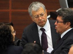 Ricardo Monreal (d) declaró a Morena a favor de la autonomía de los medios públicos. NTX/ARCHIVO