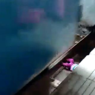 Un tren pasa por encima de bebé en la India y se salva