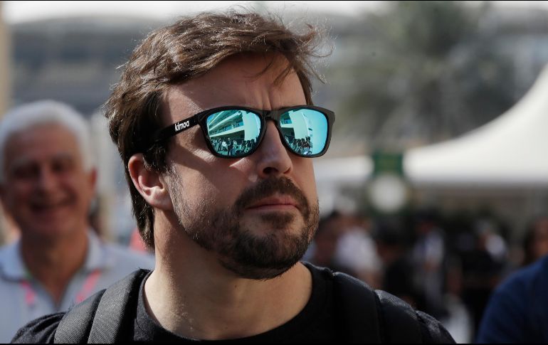 El español Fernando Alonso acapara reflectores, pues tendrá el próximo domingo su última carrera como piloto de Fórmula Uno. AP/L. Bruno