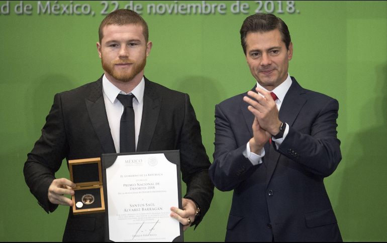 “Canelo” recibió del Presidente el premio como mejor atleta profesional. MEXSPORT/J. Ramírez